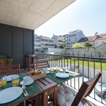 Lovelystay - Downtown Balcony Apartment With Free Parking Porto Kültér fotó