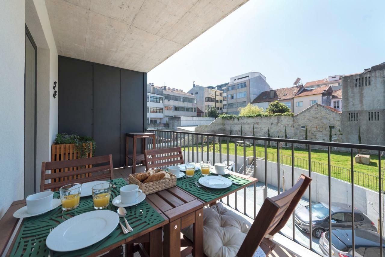 Lovelystay - Downtown Balcony Apartment With Free Parking Porto Kültér fotó