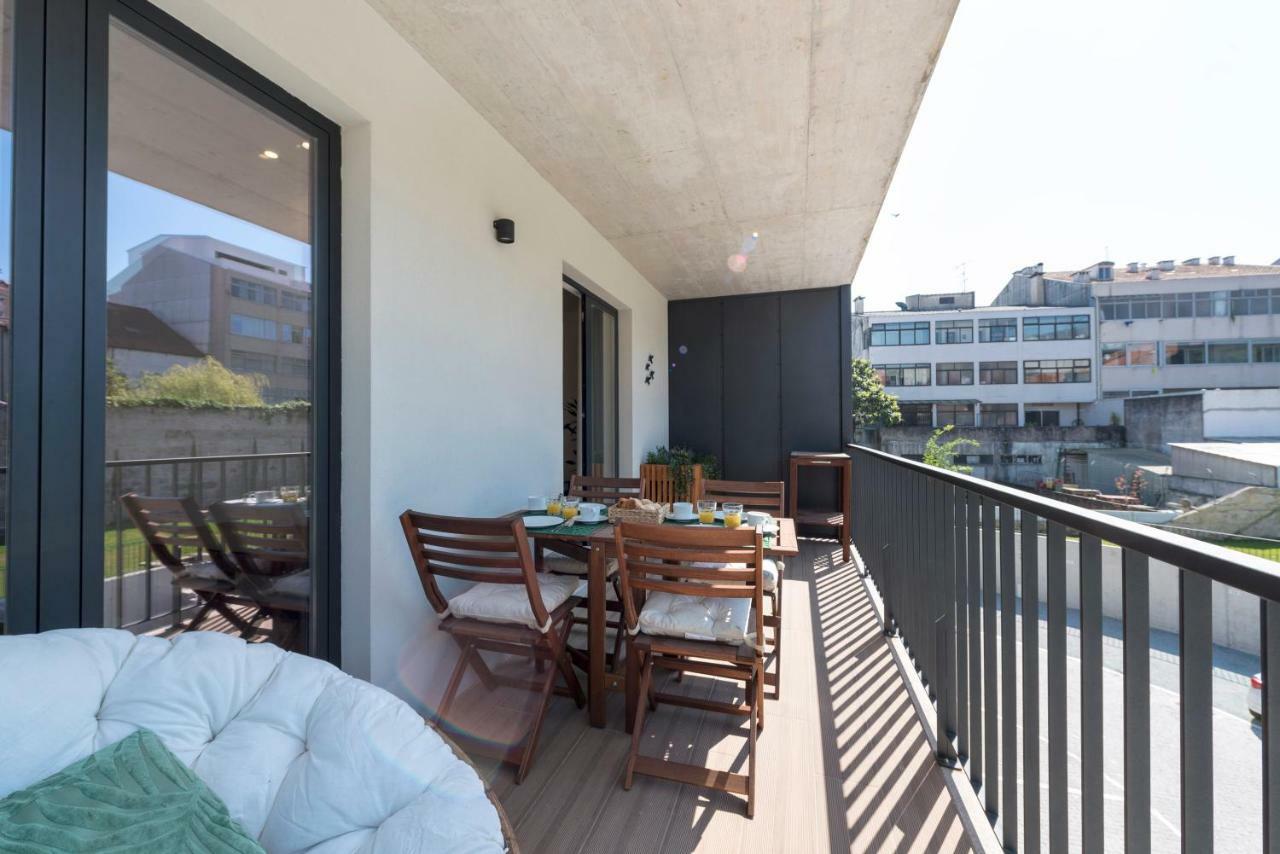 Lovelystay - Downtown Balcony Apartment With Free Parking Porto Kültér fotó