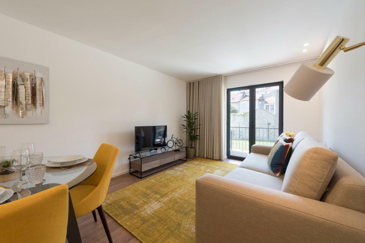 Lovelystay - Downtown Balcony Apartment With Free Parking Porto Kültér fotó