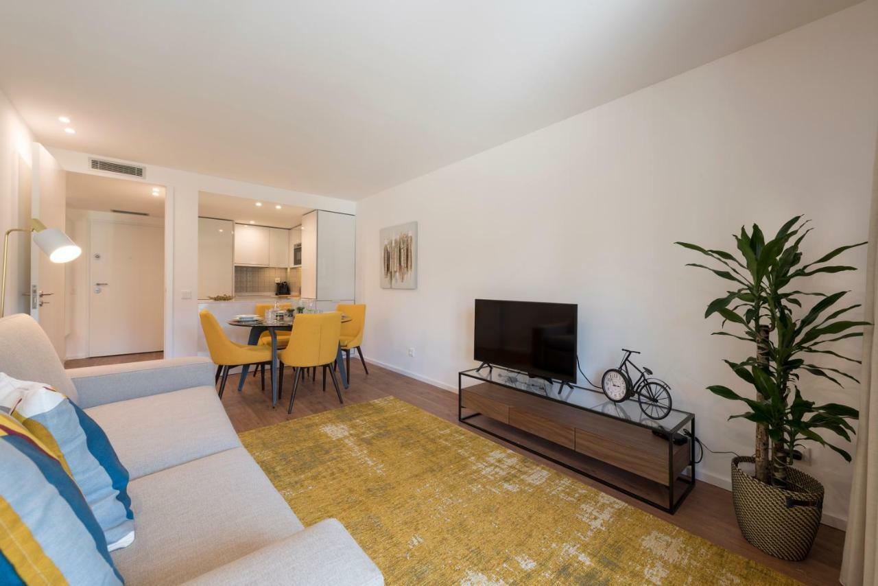 Lovelystay - Downtown Balcony Apartment With Free Parking Porto Kültér fotó