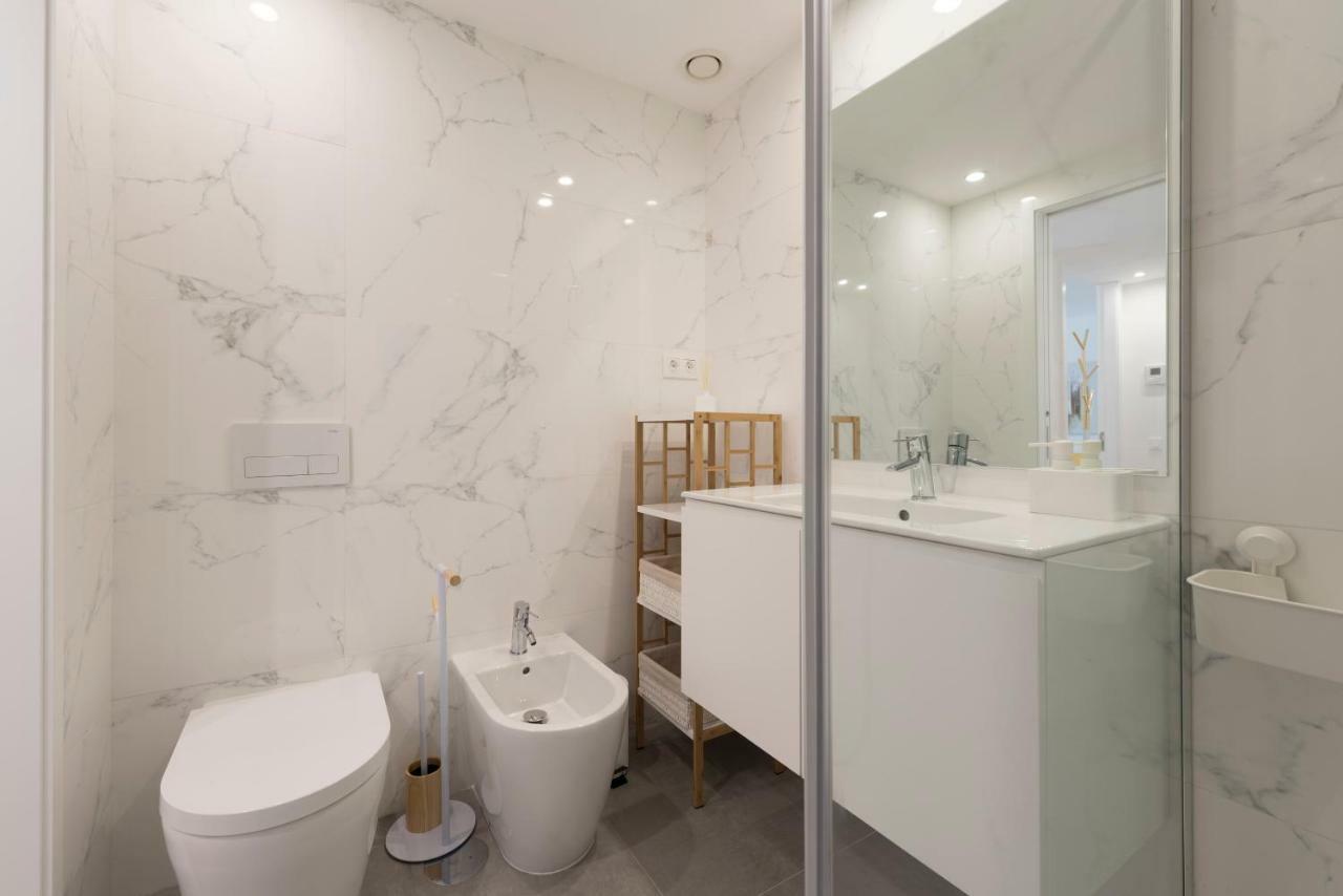 Lovelystay - Downtown Balcony Apartment With Free Parking Porto Kültér fotó