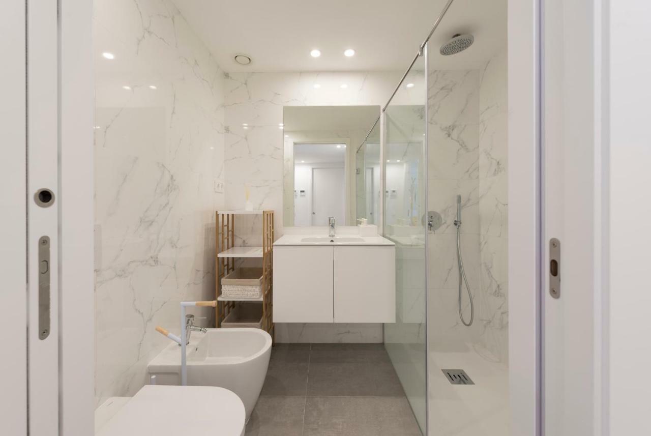 Lovelystay - Downtown Balcony Apartment With Free Parking Porto Kültér fotó